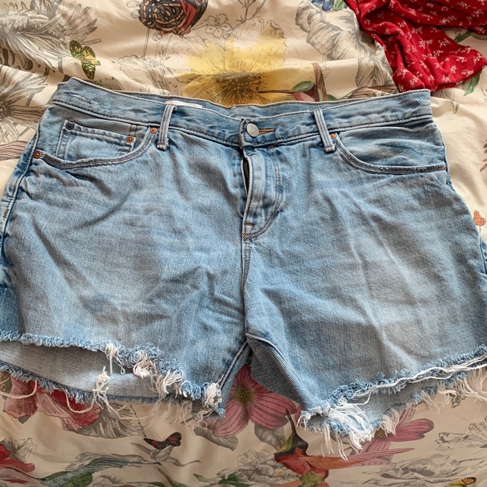 40. Gap shorts